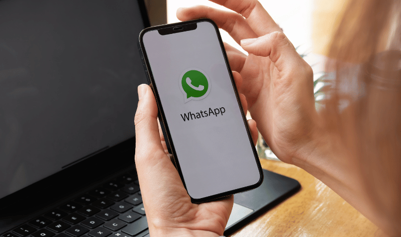 Membuka WhatsApp dari smartphone